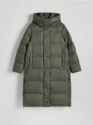 Puchowy płaszcz z kapturem - zielony. Zielone płaszcze damskie Reserved, l, bez wzorów, z puchu, bez kołnierzyka, z kapturem. W wyprzedaży za 459.99 zł.