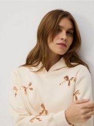 Bluza ze świątecznym motywem - złamana biel. Bluzy damskie Reserved, l, bez wzorów, z bawełny, wizytowe, bez ramiączek, bez kaptura. W wyprzedaży za 39.99 zł.