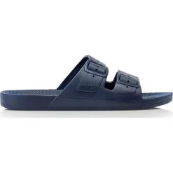Freedom Klapki Freedom Moses Navy Adults Basic FM-NAV. Niebieskie klapki damskie FREEDOM, bez wzorów, bez obcasa, bez zapięcia. Za 118.30 zł.