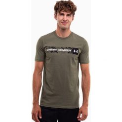 Koszulka sportowa męska Under Armour Camo Chest Stripe. Niebieskie koszulki sportowe męskie Under Armour, m, bez wzorów, bez ramiączek, do piłki nożnej. Za 114.00 zł.