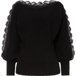 Sweter z dzianiny o gładkim splocie drobnych oczek. Czarne swetry nierozpinane damskie bonprix, bez wzorów, z dzianiny, bez kołnierzyka, bez ramiączek. Za 119.99 zł.