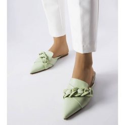 Zielone eleganckie klapki z łańcuchem Patenaude. Zielone klapki damskie bez wzorów, ze skóry, casualowe, ze szpiczastym noskiem, bez obcasa, na płaskiej podeszwie, bez zapięcia. Za 81.83 zł.