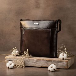 Polska skórzana listonoszka zamszowa SHE 714 czekolada. Torebki do ręki damskie SHE, bez wzorów, ze skóry, zamszowe, bez dodatków. Za 299.99 zł.