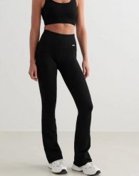 Damskie legginsy bezszwowe, prążkowane, wysoki stan, dzwony, długie, czarne. Czarne legginsy damskie Aim'n, bez wzorów, z elastanu. Za 301.00 zł.
