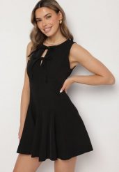 Czarna Rozkloszowana Sukienka Bez Rękawów z Ozdobnymi Wiązaniami Avelkio. Czarne sukienki damskie Born2be, na spacer, m, bez wzorów, eleganckie, bez kołnierzyka, bez ramiączek, mini, rozkloszowane. Za 79.99 zł.