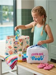 Organizer do walizki z napisem "Find me at the pool" - wielobarwny. Walizki damskie Sinsay, bez wzorów. Za 19.99 zł.