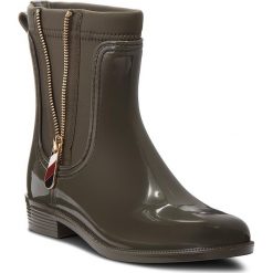 Kalosze TOMMY HILFIGER - Material Mix Rain Bo FW0FW03562 Military 302. Zielone kalosze damskie Tommy Hilfiger, bez wzorów, z materiału, bez zapięcia. W wyprzedaży za 279.00 zł.