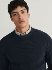 Bawełniany sweter - granatowy. Niebieskie swetry męskie Reserved, l, bez wzorów, z bawełny, bez kołnierzyka, bez ramiączek. W wyprzedaży za 69.99 zł.