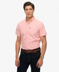 Superdry Koszula Oxford krótki rękaw Rose Pink Chambray z bawełny organicznej. Czerwone koszule męskie Superdry, l, bez wzorów, z bawełny, klasyczne, bez kołnierzyka, bez ramiączek. Za 335.65 zł.
