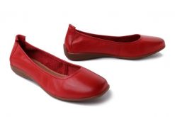 JOSEF SEIBEL 74801 133 400 Fenja 01 rot, baleriny, czółenka damskie. Czerwone balerinki damskie Josef Seibel, bez wzorów, ze skóry, bez obcasa, bez zapięcia. Za 215.94 zł.