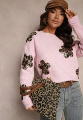 Różowy Sweter Ozdobiony Cekinami i Naszywkami w Kształcie Kwiatów Cialuna. Czerwone swetry nierozpinane damskie Renee, z aplikacjami, z jeansu, casualowe, bez kołnierzyka, bez ramiączek. Za 159.99 zł.