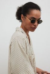 Krótka koszula w paski w kolorze LIGHT BEIGE - TALA-M/L. Brązowe koszule damskie Marsala, l, bez wzorów, z dzianiny, klasyczne, bez kołnierzyka, bez ramiączek. W wyprzedaży za 79.96 zł.