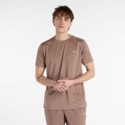 Koszulka męska New Balance MT41222EAS – brązowa. Brązowe koszulki sportowe męskie New Balance, m, bez wzorów, z materiału, bez ramiączek, na fitness i siłownię. Za 149.99 zł.