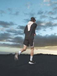 4F Bluza do biegania regular z kapturem męska - czarna M. Czarne bluzy męskie 4F, m, bez wzorów, z materiału, z kapturem, do biegania. Za 249.99 zł.