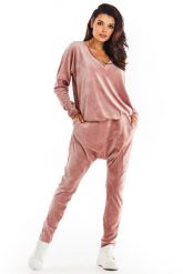 Wygodna Welurowa Bluza z Dekoltem w Szpic - Różowa. Czerwone bluzy damskie Awama, uniwersalny, bez wzorów, z materiału, bez ramiączek, bez kaptura. Za 182.90 zł.