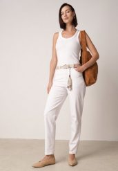 Białe Bawełniano-Wiskozowe Jeansy Mom Fit z Dodatkowym Paskiem Papheilise. Białe jeansy damskie Born2be, bez wzorów, z bawełny, biznesowe. Za 119.99 zł.