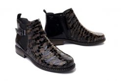 RIEKER Z4965-90 black combination, botki damskie. Czarne botki damskie Rieker, na zimę, bez wzorów, bez obcasa, na obcasie, bez zapięcia. Za 379.90 zł.