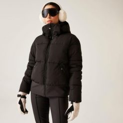 Kurtka narciarska damska z membraną Glitz Dare 2b. Czarne kurtki sportowe damskie Dare 2B, na zimę, bez wzorów, z polaru, bez ramiączek, bez kaptura, narciarskie. W wyprzedaży za 899.99 zł.