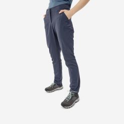 Spodnie turystyczne damskie Quechua MH100. Niebieskie spodnie sportowe damskie QUECHUA, bez wzorów, z materiału, sportowe, trekkingowe. Za 89.99 zł.