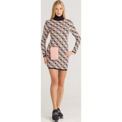 SUKIENKA ELISABETTA FRANCHI. Sukienki damskie Elisabetta Franchi, na imprezę, bez wzorów, z dzianiny, bez kołnierzyka, bez ramiączek, midi, dopasowane. Za 959.00 zł.