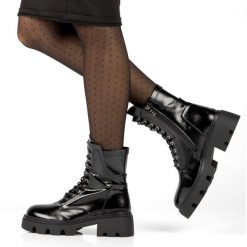 Stylowe Błyszczące Botki Filippo Black czarne. Czarne botki damskie na zimę, bez wzorów, ze skóry ekologicznej, eleganckie, bez obcasa, na obcasie, bez zapięcia. W wyprzedaży za 114.38 zł.