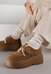 Jasnobrązowe Śniegowce na Grubej Podeszwie z Paskiem z Klamerką i Futerkiem Uwedina. Brązowe śniegowce damskie Born2be, z jeansu, bez zapięcia. Za 129.99 zł.