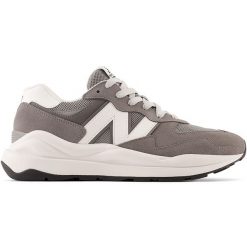 Buty męskie New Balance M5740VPB – szare. Szare buty sportowe męskie New Balance, na wiosnę, bez wzorów, z gumy, bez zapięcia. Za 399.99 zł.
