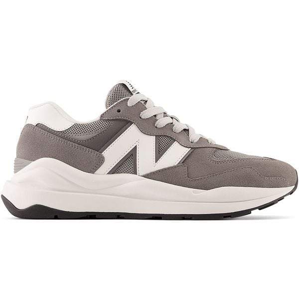 Buty męskie New Balance M5740VPB – szare. Szare buty sportowe męskie New Balance, na wiosnę, bez wzorów, z gumy, bez zapięcia. Za 399.99 zł.