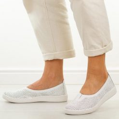 Białe skórzane Polskie półbuty damskie Gregors 1189. Białe półbuty damskie GREGORS, na jesień, bez wzorów, z jeansu, casualowe, z okrągłym noskiem, bez obcasa, na płaskiej podeszwie, bez zapięcia. W wyprzedaży za 341.10 zł.