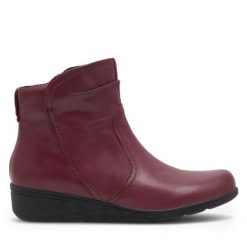 Botki Go Soft. Czerwone botki damskie GO SOFT, bez wzorów, bez obcasa, na płaskiej podeszwie, bez zapięcia. Za 249.99 zł.