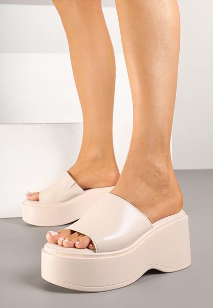 Beżowe Basicowe Klapki na Platformie Faliriela. Brązowe klapki damskie Renee, bez wzorów, z jeansu, eleganckie, z otwartym noskiem, bez obcasa, na koturnie, bez zapięcia. Za 109.99 zł.