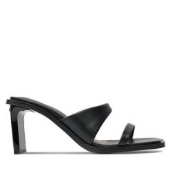 Klapki Calvin Klein. Czarne klapki damskie Calvin Klein, bez wzorów, bez obcasa, bez zapięcia. Za 559.99 zł.