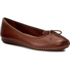 Baleriny CLARKS - Freckle Ice 203529304 Dark Tan Lea. Brązowe balerinki damskie Clarks, z aplikacjami, z materiału, etno, bez obcasa, bez zapięcia. W wyprzedaży za 209.00 zł.