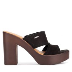 Klapki Lasocki. Czarne klapki damskie Lasocki, bez wzorów, bez obcasa, bez zapięcia. Za 169.99 zł.