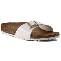 Klapki Birkenstock. Białe klapki damskie Birkenstock, bez wzorów, bez obcasa, bez zapięcia. Za 319.99 zł.
