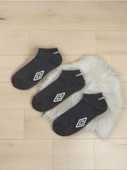 Skarpetki Umbro 3 pack - czarny. Czarne skarpety męskie Sinsay, bez wzorów. Za 19.99 zł.