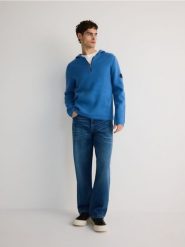 Sweter z kapturem - niebieski. Niebieskie swetry męskie Reserved, l, bez wzorów, z bawełny, bez kołnierzyka, bez ramiączek. W wyprzedaży za 45.99 zł.