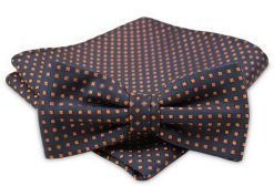 Granatowo-Pomarańczowa Mucha - ALTIES - Męska, Taka Sama Poszetka, w Kwadraciki. Niebieskie krawaty i muchy Alties, bez wzorów, eleganckie. Za 54.00 zł.