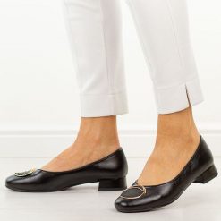 Czarne czółenka damskie M.Daszyński Sa268-8. Czarne czółenka damskie M.Daszyński, na jesień, z aplikacjami, ze skóry, biznesowe, bez obcasa, na obcasie, bez zapięcia. Za 189.00 zł.