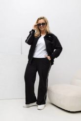 Czarny komplet dresowy Suzi z ozdobnymi lampasami: bluza bomberka i spodnie z szeroką nogawką PLUS SIZE XXL OVERSIZE WIOSNA. Czarne bluzy damskie Moda Size Plus Iwanek, na wiosnę, plus size, bez wzorów, z bawełny, casualowe, bez ramiączek, bez kaptura. Za 389.90 zł.