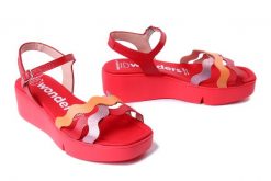WONDERS B-7943 blush, sandały damskie. Czerwone sandały damskie Wonders, bez wzorów, ze skóry, bez obcasa, na koturnie, bez zapięcia. Za 407.92 zł.