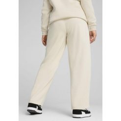 Damskie spodnie z prostymi nogawkami i małym logo No. 1 ESS Comfort PUMA. Czerwone spodnie sportowe damskie Puma, bez wzorów, sportowe, trekkingowe. W wyprzedaży za 114.00 zł.