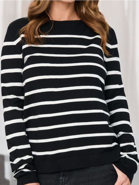 Sweter - czarny. Czarne swetry nierozpinane damskie Sinsay, l, bez wzorów, bez kołnierzyka, bez ramiączek. Za 25.99 zł.