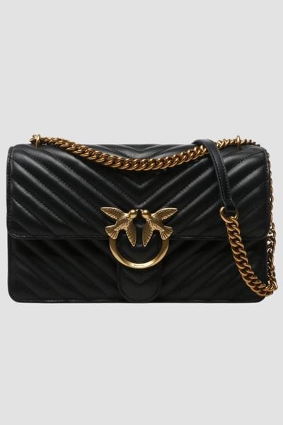 PINKO Czarna torebka Love One Classic AW25. Czarne listonoszki damskie Pinko, bez wzorów, ze skóry, bez dodatków. W wyprzedaży za 1,079.99 zł.