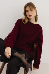 WEŁNIANY SWETER BOBBY BORDOWY One size - Flawless. Czerwone swetry nierozpinane damskie Flawless, na zimę, s, bez wzorów, z dzianiny, biznesowe, bez kołnierzyka, bez ramiączek. Za 730.00 zł.