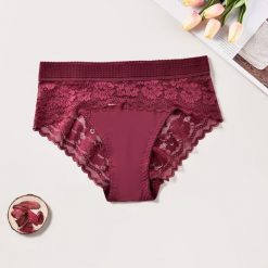 Figi z koronkowym pasem na co dzień i okazje Trautlind. Brązowe majtki damskie Intica, z koronki. Za 69.00 zł.