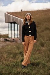 Kardigan z kwiatową aplikacją czarny. Czarne kardigany damskie MOODO, m, z aplikacjami, z poliamidu, bez kołnierzyka. Za 149.99 zł.