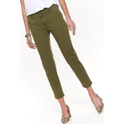 SPODNIE DAMSKIE CHINO O DŁUGOŚCI 7/8. Brązowe spodnie materiałowe damskie TOP SECRET, na lato, bez wzorów, eleganckie. W wyprzedaży za 59.99 zł.