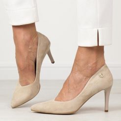 Beżowe Polskie szpilki damskie Prestige 2106a Skóra Zamsz. Brązowe szpilki damskie Prestige, bez wzorów, ze skóry, ze szpiczastym noskiem, bez obcasa, na obcasie, bez zapięcia. Za 379.00 zł.