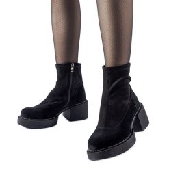 Czarne ocieplane botki na masywnym klocku. Czarne botki damskie bez wzorów, z jeansu, eleganckie, z okrągłym noskiem, bez obcasa, bez zapięcia. Za 341.09 zł.